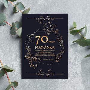 Pozvanka na oslavu so zlatym pismom na tmavom pozadi 70
